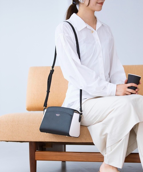 & chouette（アンドシュエット）の「ラウンドプレーンショルダーバッグ《シンプル・バイカラー》（ショルダーバッグ・レディース・ブラック/ボルドー/グレイッシュベージュ・FREE）」の11枚目の写真