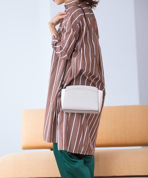 & chouette（アンドシュエット）の「ラウンドプレーンショルダーバッグ《シンプル・バイカラー》（ショルダーバッグ・レディース・ブラック/ボルドー/グレイッシュベージュ・FREE）」の13枚目の写真