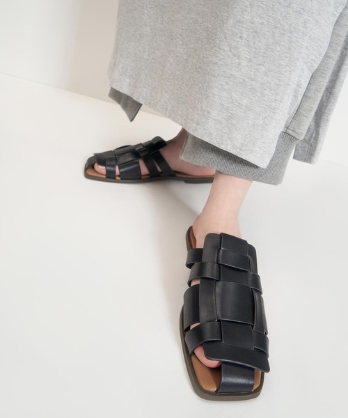CHARLES & KEITH（チャールズ & キース）の「ウェーブディテール ミュールフラット / Weave Detail Mule Flats（サンダル・レディース・ブラック/ダークブラウン/オフホワイト/セージグリーン・22.5cm/23cm/23.5cm/24.5cm/25cm/25.5cm）」の12枚目の写真