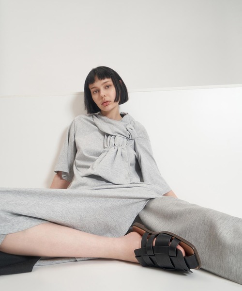 CHARLES & KEITH（チャールズ & キース）の「ウェーブディテール ミュールフラット / Weave Detail Mule Flats（サンダル・レディース・ブラック/ダークブラウン/オフホワイト/セージグリーン・22.5cm/23cm/23.5cm/24.5cm/25cm/25.5cm）」の14枚目の写真