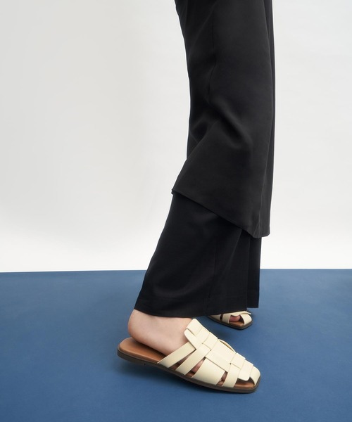 CHARLES & KEITH（チャールズ & キース）の「ウェーブディテール ミュールフラット / Weave Detail Mule Flats（サンダル・レディース・ブラック/ダークブラウン/オフホワイト/セージグリーン・22.5cm/23cm/23.5cm/24.5cm/25cm/25.5cm）」の5枚目の写真