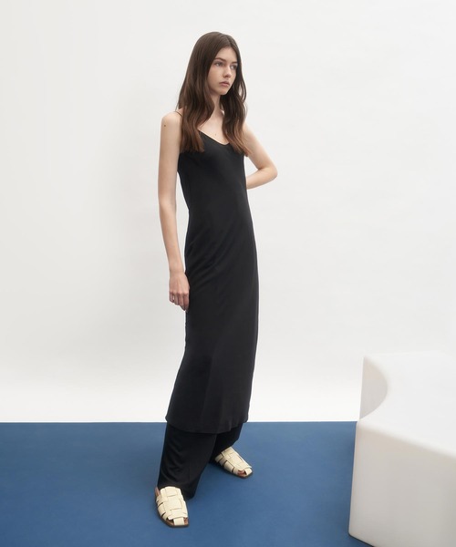 CHARLES & KEITH（チャールズ & キース）の「ウェーブディテール ミュールフラット / Weave Detail Mule Flats（サンダル・レディース・ブラック/ダークブラウン/オフホワイト/セージグリーン・22.5cm/23cm/23.5cm/24.5cm/25cm/25.5cm）」の7枚目の写真