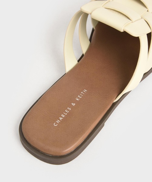 CHARLES & KEITH（チャールズ & キース）の「ウェーブディテール ミュールフラット / Weave Detail Mule Flats（サンダル・レディース・ブラック/ダークブラウン/オフホワイト/セージグリーン・22.5cm/23cm/23.5cm/24.5cm/25cm/25.5cm）」の10枚目の写真