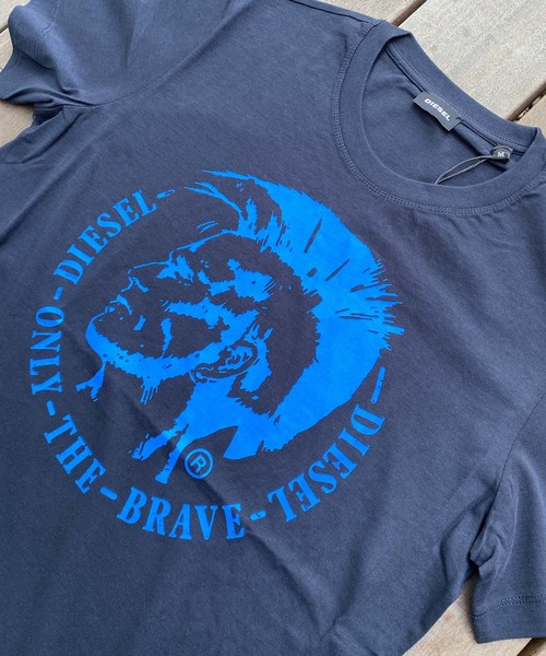 DIESEL(ディーゼル)の「ブレイブマン プリント クルーネック 半袖Tシャツ「T-HEAD PS MAGLIETTA」(Tシャツ/カットソー・メンズ・ネイビー・S/M/L/XL/XS/XXL/XXX-LARGE)」の3枚目の写真