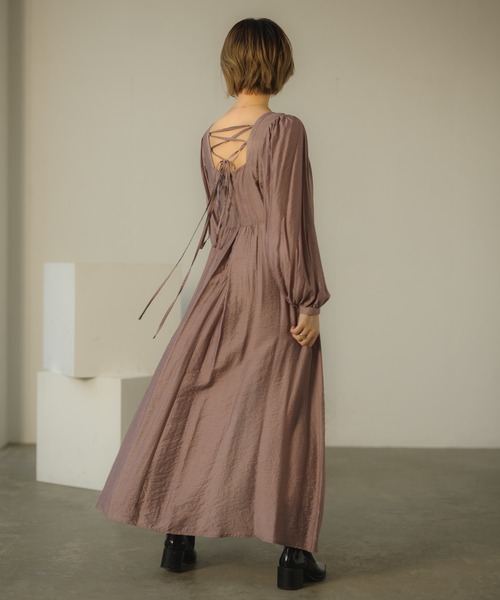 VRIA CHARME（バリアシャルム）の「スクエアネックスリットマキシワンピース（ワンピース・レディース・ブラック/ピンクベージュ/ナチュラル・FREE）」の3枚目の写真