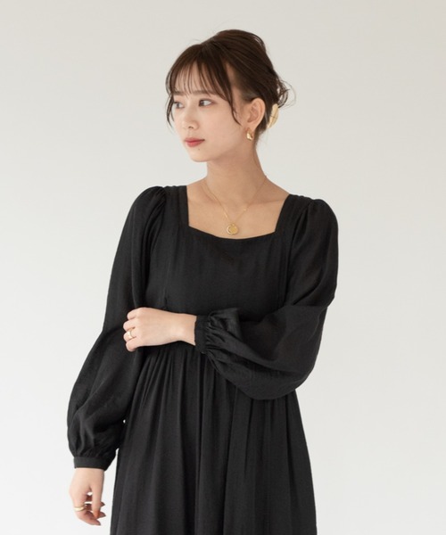 VRIA CHARME（バリアシャルム）の「スクエアネックスリットマキシワンピース（ワンピース・レディース・ブラック/ピンクベージュ/ナチュラル・FREE）」の4枚目の写真