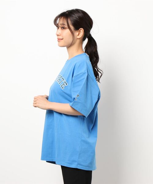 SPINNS（スピンズ）の「【ゆったりシルエット】PENETRATE カレッジデザインビッグTシャツ（Tシャツ/カットソー・レディース・ホワイト/ブルー/アッシュ/チャコール・ONESIZE）」の5枚目の写真