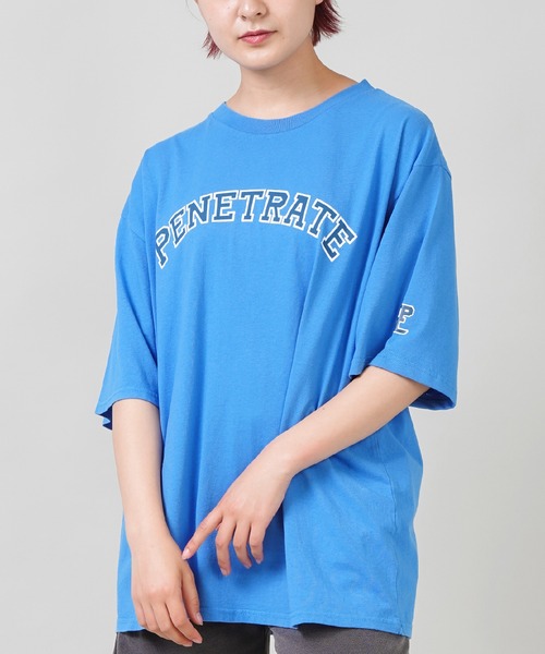 SPINNS（スピンズ）の「【ゆったりシルエット】PENETRATE カレッジデザインビッグTシャツ（Tシャツ/カットソー・レディース・ホワイト/ブルー/アッシュ/チャコール・ONESIZE）」の4枚目の写真