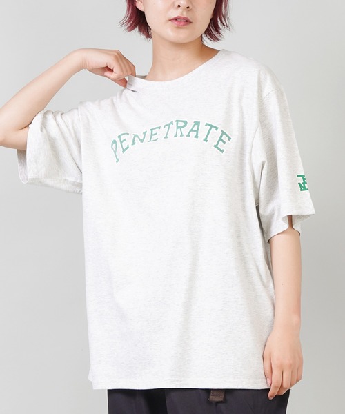 SPINNS（スピンズ）の「【ゆったりシルエット】PENETRATE カレッジデザインビッグTシャツ（Tシャツ/カットソー・レディース・ホワイト/ブルー/アッシュ/チャコール・ONESIZE）」の2枚目の写真
