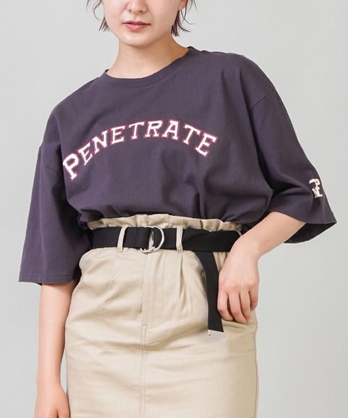 SPINNS（スピンズ）の「【ゆったりシルエット】PENETRATE カレッジデザインビッグTシャツ（Tシャツ/カットソー・レディース・ホワイト/ブルー/アッシュ/チャコール・ONESIZE）」の3枚目の写真