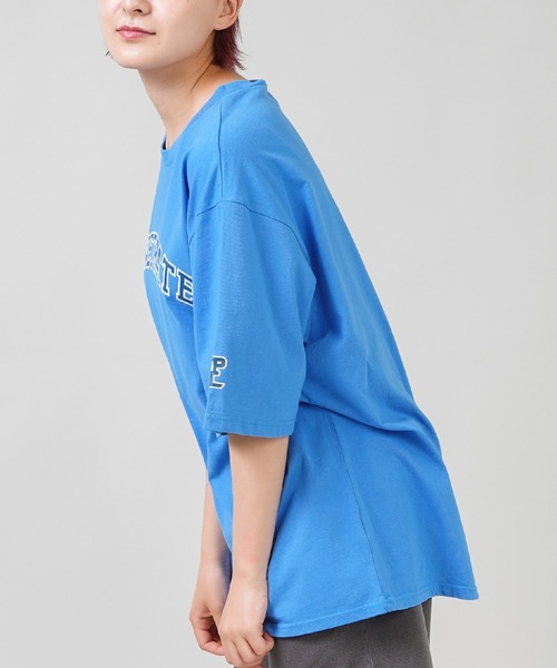 SPINNS（スピンズ）の「【ゆったりシルエット】PENETRATE カレッジデザインビッグTシャツ（Tシャツ/カットソー・レディース・ホワイト/ブルー/アッシュ/チャコール・ONESIZE）」の7枚目の写真