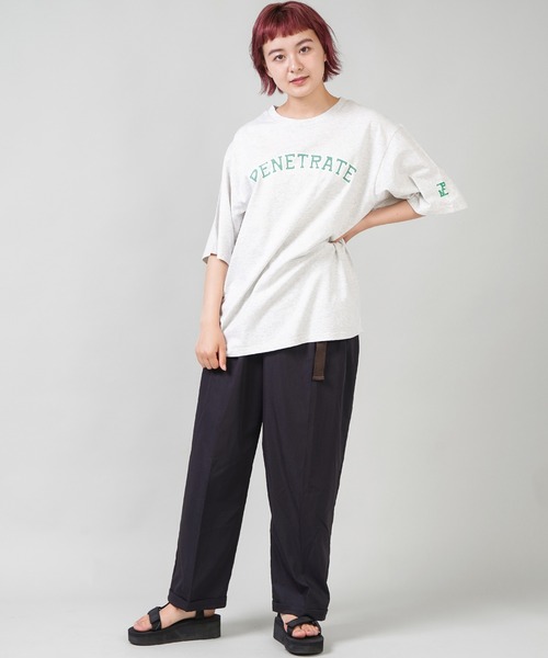 SPINNS（スピンズ）の「【ゆったりシルエット】PENETRATE カレッジデザインビッグTシャツ（Tシャツ/カットソー・レディース・ホワイト/ブルー/アッシュ/チャコール・ONESIZE）」の10枚目の写真