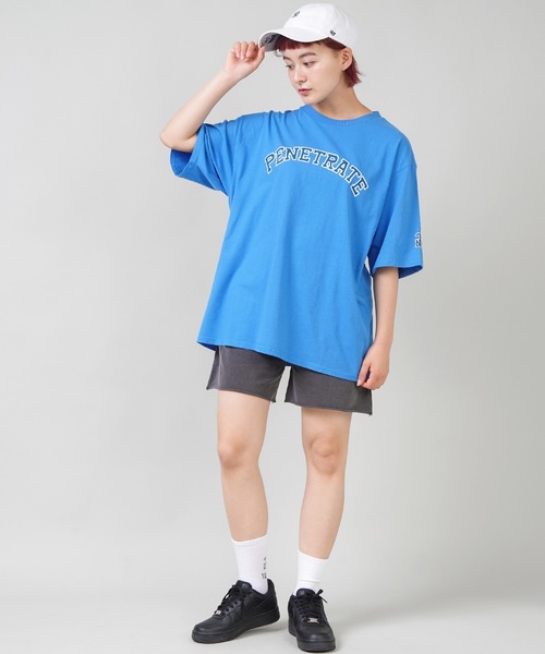 SPINNS（スピンズ）の「【ゆったりシルエット】PENETRATE カレッジデザインビッグTシャツ（Tシャツ/カットソー・レディース・ホワイト/ブルー/アッシュ/チャコール・ONESIZE）」の8枚目の写真