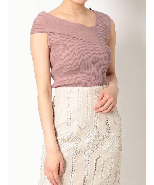 MERCURYDUO（マーキュリーデュオ）の「アシメネックチェンジリブコンパクトニット（ニット/セーター・レディース・ブラウン/オフホワイト/ピンク/ブルー・FREE）」の4枚目の写真