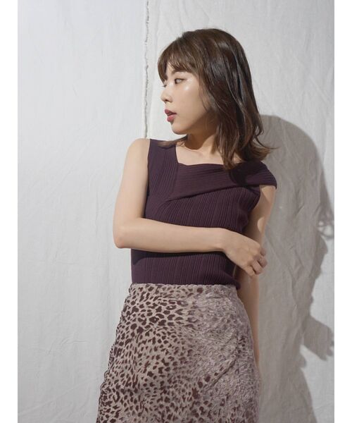 MERCURYDUO（マーキュリーデュオ）の「アシメネックチェンジリブコンパクトニット（ニット/セーター・レディース・ブラウン/オフホワイト/ピンク/ブルー・FREE）」の5枚目の写真