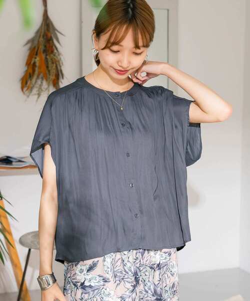 ITEMS URBANRESEARCH(アイテムズ アーバンリサーチ)の「ヨークギャザーブラウス(シャツ/ブラウス・レディース・グレー系その他/カーキ/チャコールグレー・FREE)」の2枚目の写真