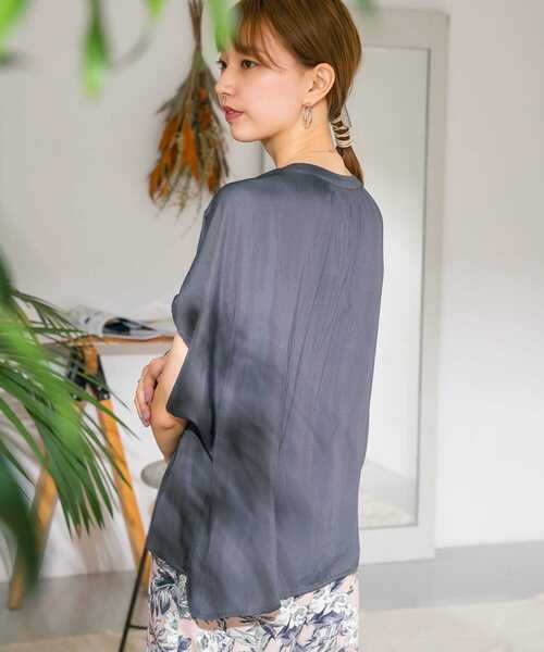 ITEMS URBANRESEARCH(アイテムズ アーバンリサーチ)の「ヨークギャザーブラウス(シャツ/ブラウス・レディース・グレー系その他/カーキ/チャコールグレー・FREE)」の5枚目の写真