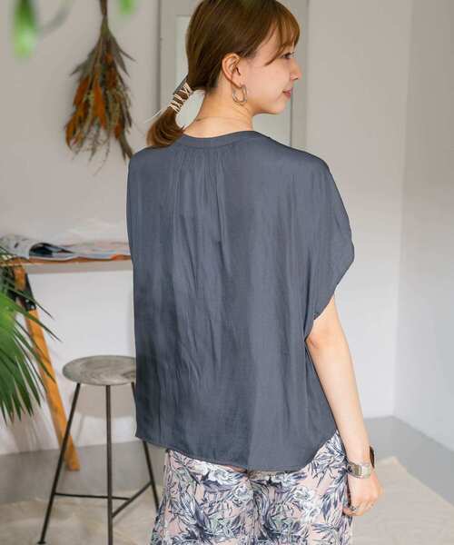 ITEMS URBANRESEARCH(アイテムズ アーバンリサーチ)の「ヨークギャザーブラウス(シャツ/ブラウス・レディース・グレー系その他/カーキ/チャコールグレー・FREE)」の6枚目の写真