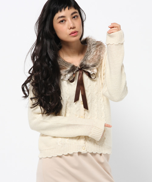 axes femme（アクシーズファム）の「ファー付ケーブル編カーデ