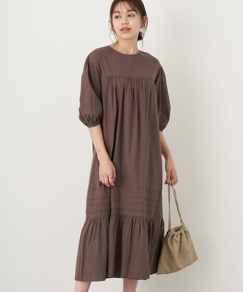 earth music&ecology（アースミュージックアンドエコロジー）の「ギャザータックティアードワンピース ＊（ワンピース・レディース・オフホワイト/サックスブルー/モカ・FREE）」の2枚目の写真