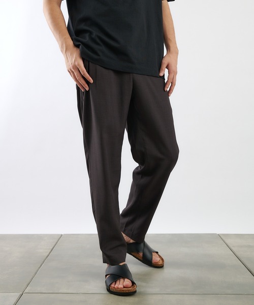 COLONY 2139（コロニートゥーワンスリーナイン）の「KINAGASHIテーパードパンツ(セットアップ可)/スラックスパンツ（スラックス・メンズ・ネイビー/モカ/スミクロ・MEDIUM/LARGE）」の2枚目の写真