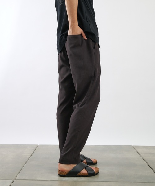 COLONY 2139（コロニートゥーワンスリーナイン）の「KINAGASHIテーパードパンツ(セットアップ可)/スラックスパンツ（スラックス・メンズ・ネイビー/モカ/スミクロ・MEDIUM/LARGE）」の16枚目の写真