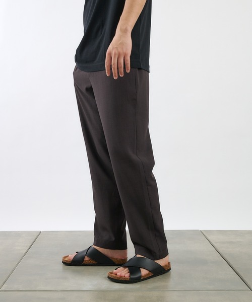 COLONY 2139（コロニートゥーワンスリーナイン）の「KINAGASHIテーパードパンツ(セットアップ可)/スラックスパンツ（スラックス・メンズ・ネイビー/モカ/スミクロ・MEDIUM/LARGE）」の17枚目の写真