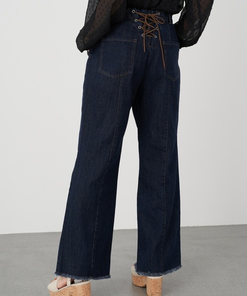 earth music&ecology（アースミュージックアンドエコロジー）の「セミフレアバックレースアップデニムパンツ ＊（デニムパンツ・レディース・ダークインディゴブルー/ライトインディゴブルー・S/M）」の2枚目の写真