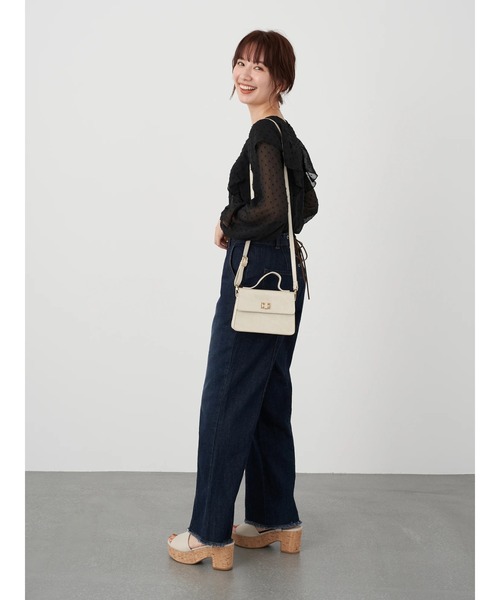 earth music&ecology（アースミュージックアンドエコロジー）の「セミフレアバックレースアップデニムパンツ ＊（デニムパンツ・レディース・ダークインディゴブルー/ライトインディゴブルー・S/M）」の8枚目の写真