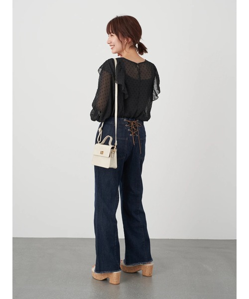 earth music&ecology（アースミュージックアンドエコロジー）の「セミフレアバックレースアップデニムパンツ ＊（デニムパンツ・レディース・ダークインディゴブルー/ライトインディゴブルー・S/M）」の16枚目の写真