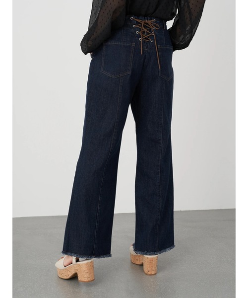 earth music&ecology（アースミュージックアンドエコロジー）の「セミフレアバックレースアップデニムパンツ ＊（デニムパンツ・レディース・ダークインディゴブルー/ライトインディゴブルー・S/M）」の18枚目の写真