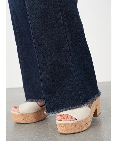 earth music&ecology（アースミュージックアンドエコロジー）の「セミフレアバックレースアップデニムパンツ ＊（デニムパンツ・レディース・ダークインディゴブルー/ライトインディゴブルー・S/M）」の13枚目の写真