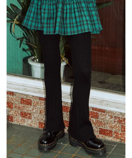 jouetie（ジュエティ）の「ランダムリブフィットフレアニットパンツ（その他パンツ・レディース・ブラック/レッド/グリーン/ブルー/パープル・MEDIUM）」の2枚目の写真