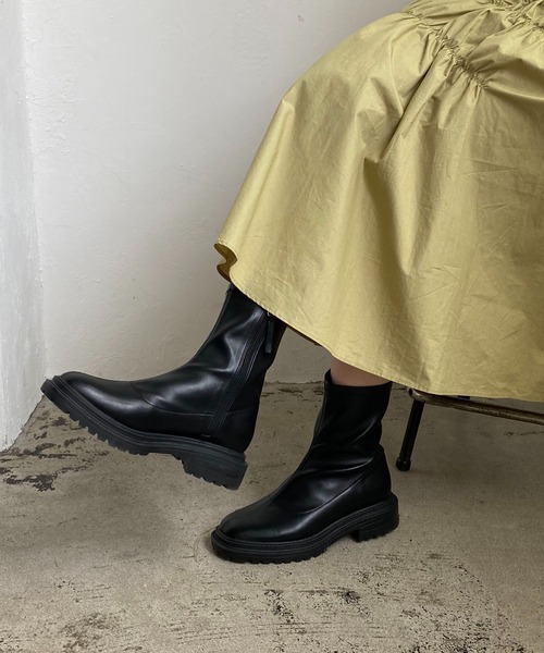 CAPRICIEUX LE'MAGE(カプリシューレマージュ)の「ストレッチトラックソールブーツ(ブーツ・レディース・アイボリー/ブラック・37/39)」の2枚目の写真