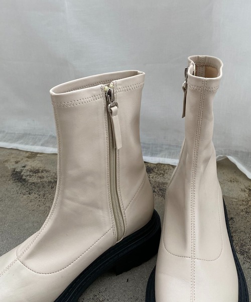 CAPRICIEUX LE'MAGE(カプリシューレマージュ)の「ストレッチトラックソールブーツ(ブーツ・レディース・アイボリー/ブラック・37/39)」の8枚目の写真