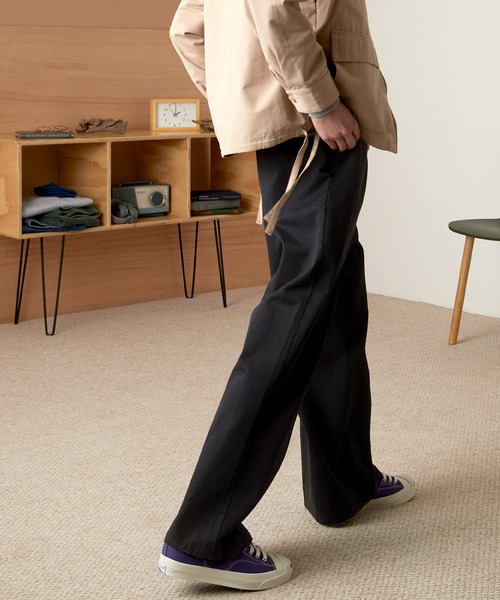 EMMA CLOTHES（エマクローズ）の「ピンタックプリーツ ブーツカットセミフレアワイドシルエットカツラギ/デニムパンツ（デニムパンツ・メンズ・ブラック/インディゴブルー/アイボリー/ライトインディゴブルー・M/L）」の14枚目の写真