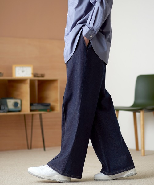 EMMA CLOTHES（エマクローズ）の「ピンタックプリーツ ブーツカットセミフレアワイドシルエットカツラギ/デニムパンツ（デニムパンツ・メンズ・ブラック/インディゴブルー/アイボリー/ライトインディゴブルー・M/L）」の5枚目の写真