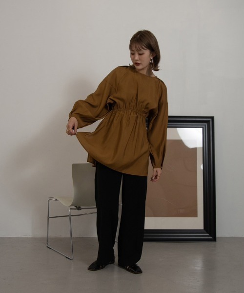 Amiur（エミレ）の「tuck shoulder waist gather blouse（シャツ/ブラウス・レディース・ブラック/マスタード/グレイッシュベージュ・FREE）」の18枚目の写真