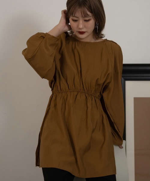 Amiur（エミレ）の「tuck shoulder waist gather blouse（シャツ/ブラウス・レディース・ブラック/マスタード/グレイッシュベージュ・FREE）」の17枚目の写真