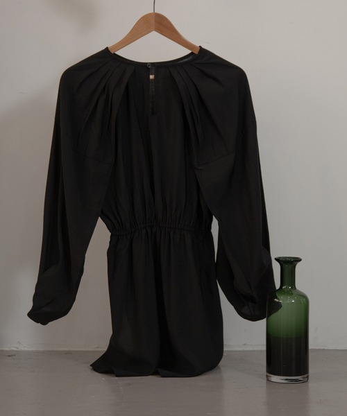 Amiur（エミレ）の「tuck shoulder waist gather blouse（シャツ/ブラウス・レディース・ブラック/マスタード/グレイッシュベージュ・FREE）」の21枚目の写真