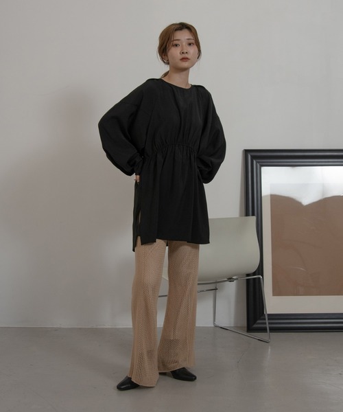 Amiur（エミレ）の「tuck shoulder waist gather blouse（シャツ/ブラウス・レディース・ブラック/マスタード/グレイッシュベージュ・FREE）」の13枚目の写真