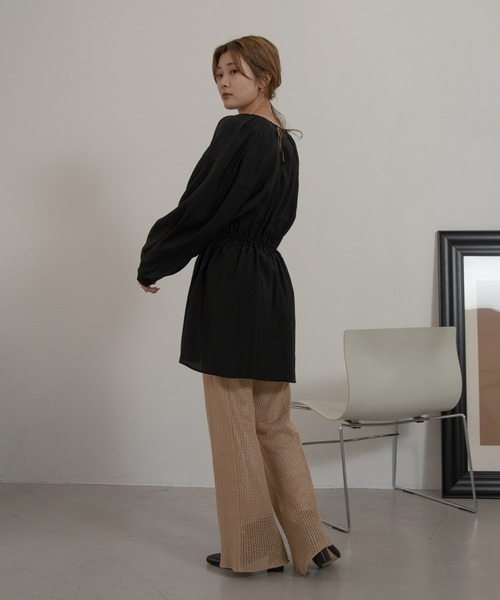 Amiur（エミレ）の「tuck shoulder waist gather blouse（シャツ/ブラウス・レディース・ブラック/マスタード/グレイッシュベージュ・FREE）」の14枚目の写真