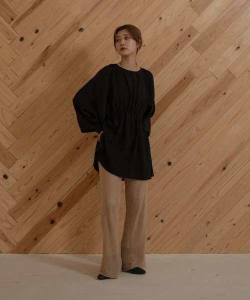 Amiur（エミレ）の「tuck shoulder waist gather blouse（シャツ/ブラウス・レディース・ブラック/マスタード/グレイッシュベージュ・FREE）」の20枚目の写真