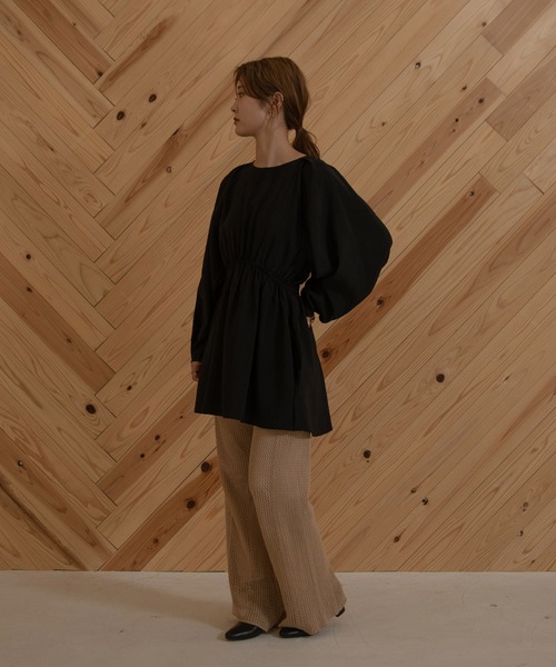 Amiur（エミレ）の「tuck shoulder waist gather blouse（シャツ/ブラウス・レディース・ブラック/マスタード/グレイッシュベージュ・FREE）」の19枚目の写真