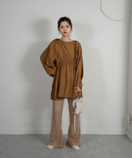 Amiur（エミレ）の「tuck shoulder waist gather blouse（シャツ/ブラウス・レディース・ブラック/マスタード/グレイッシュベージュ・FREE）」の10枚目の写真