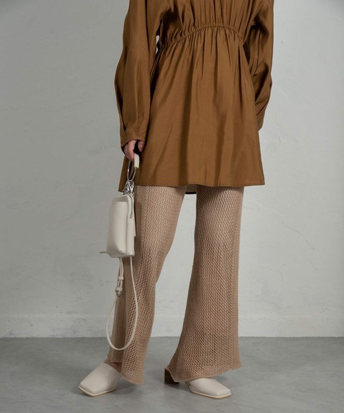 Amiur（エミレ）の「tuck shoulder waist gather blouse（シャツ/ブラウス・レディース・ブラック/マスタード/グレイッシュベージュ・FREE）」の6枚目の写真