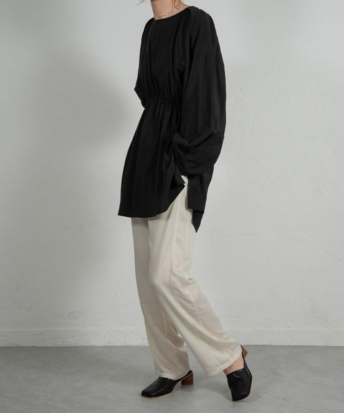 Amiur（エミレ）の「tuck shoulder waist gather blouse（シャツ/ブラウス・レディース・ブラック/マスタード/グレイッシュベージュ・FREE）」の11枚目の写真