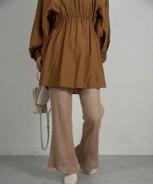 Amiur（エミレ）の「tuck shoulder waist gather blouse（シャツ/ブラウス・レディース・ブラック/マスタード/グレイッシュベージュ・FREE）」の7枚目の写真