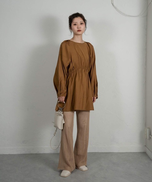 Amiur（エミレ）の「tuck shoulder waist gather blouse（シャツ/ブラウス・レディース・ブラック/マスタード/グレイッシュベージュ・FREE）」の9枚目の写真