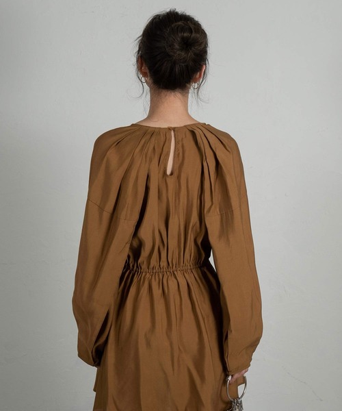 Amiur（エミレ）の「tuck shoulder waist gather blouse（シャツ/ブラウス・レディース・ブラック/マスタード/グレイッシュベージュ・FREE）」の8枚目の写真